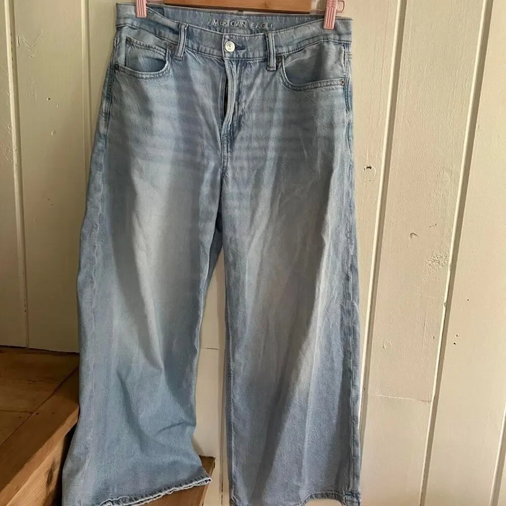 Low Rise Ultra Wide Leg Light Blue Jeans - American Eagle size 4